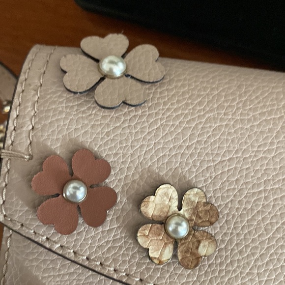 New. Kate spade purse.  Flowers on side.  Very pretty.  Strap. - Picture 4 of 9